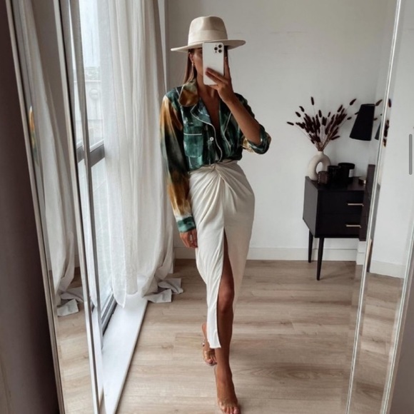 Zara Dresses & Skirts - NWT ZARA BLOGGERS FAV SATIN EFFECT KNOTTED SKIRT